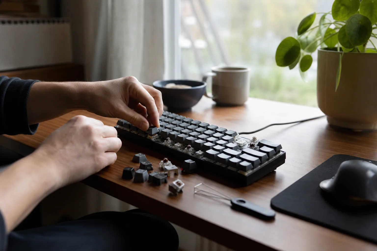 Kompakt mekaniskt tangentbord med synliga switchar i ett spelhörn.